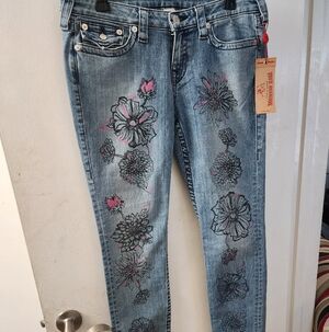 NWT TRUE RELIGON JEANS SIZE WAIST 32 SKINNY WITH FLOWER DESIGN FLAP POCKETS
